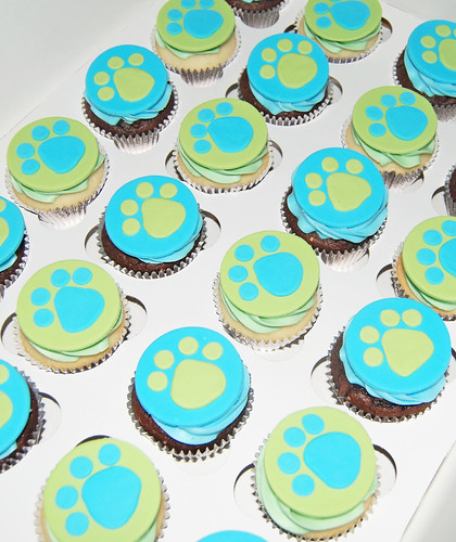 blue and green puppy paw print cupcakes