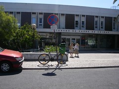 Bicicleta à porta do Centro de Saúde de Oeiras