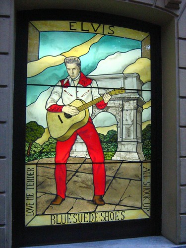 Elvis outside Hard Rock Cafe Rome