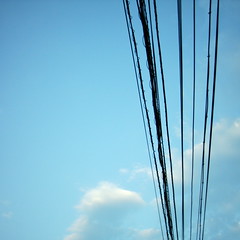 【写真】ミニデジで撮影した早朝の空と電線