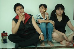 The boy and his mother's younger siblings (played by Aron Koh and Suanie)