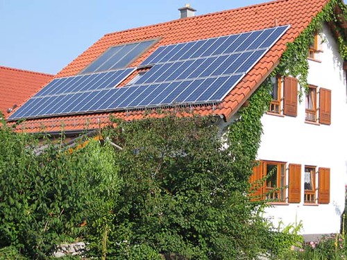 Haus mit Photovoltaik und Solarthermie