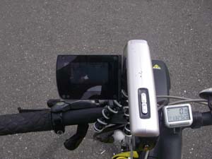 自転車に取り付けモニターを見やすい位置に変えた