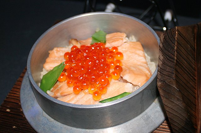 Salmon and roe kamameshi (iron pot rice)