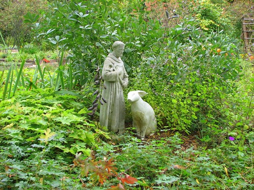 rabbit statue in the gardens at pickity place