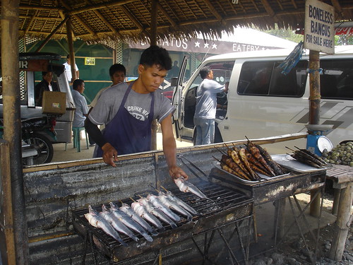Dagupan Binmaley man grills boneless bangus (milkfish) for sale, barbeque Buhay Pinoy Philippines Filipino Pilipino  people pictures photos life Philippinen      