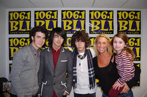 jonas brothers with 2 fans by taylor1234.