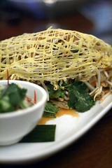 Eggnet with beansprouts, peanuts, pomelo, coriander and sweet vinegar