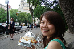 坐在中央公園外的人行道上，享用NY知名的熱狗堡