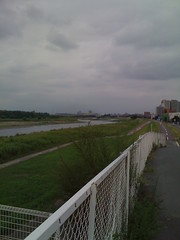 多摩川原水道橋からサイクリングロードを臨む