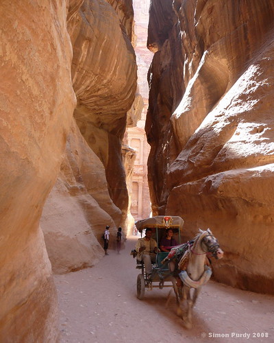 View to the Treasury, Petra, Jordan por Simon Purdy.