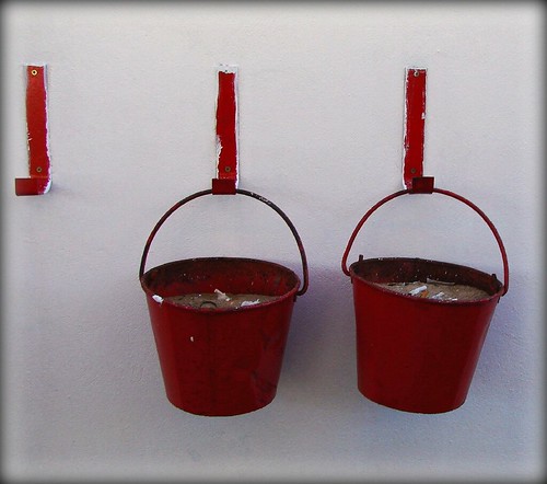 dois (baldes vermelhos) by cronópio
