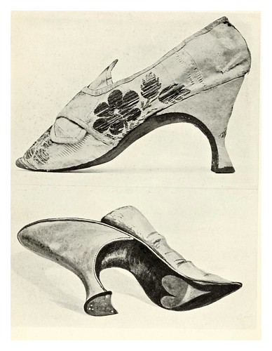 025-Zapatatos de señora siglo XVIII-Royal and historic gloves and shoes – 1904- Redfern W. B