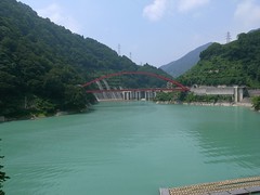 朱色の湖面橋と宇奈月ダム