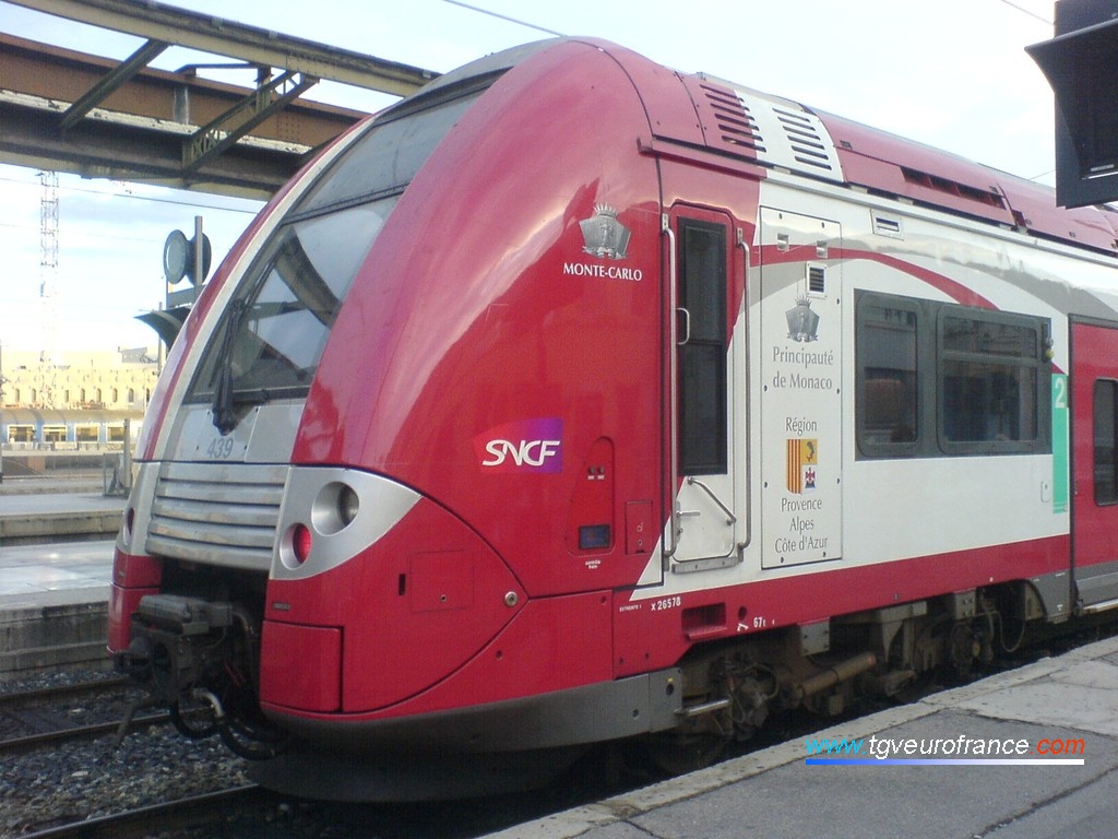 Vue détaillée de la motrice Z 26578 qui arbore le logo de la SNCF et les blasons de la Principauté de Monaco et de la Région Provence-Alpes-Côte d'Azur