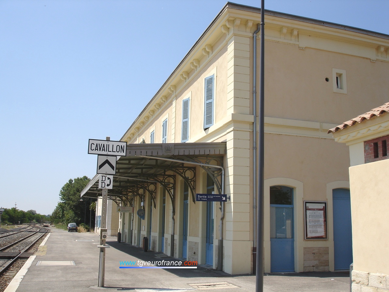 Le BV de la gare SNCF de Pertuis avec le panneau DD ("demande de dpart")