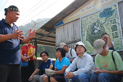 邵族文化發展協會巴努˙佳巴暮暮.與中國NGO代表在伊達邵部落對談