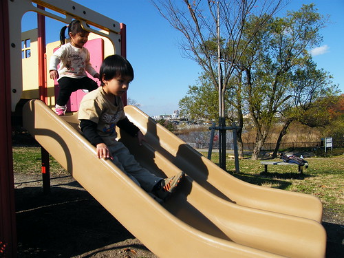 Playing at the slide - 天白公園の滑り台 (12)