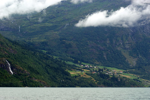 The village Flo on the lake Strynvatn(et)