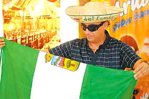 Adal Ramones con bandera de Santa Cruz