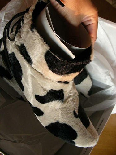 牛柄の靴