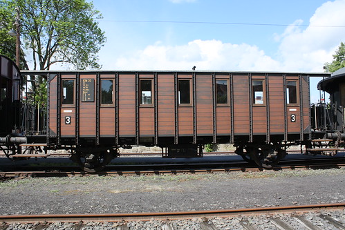 ein alter Personenwagen aus Holz