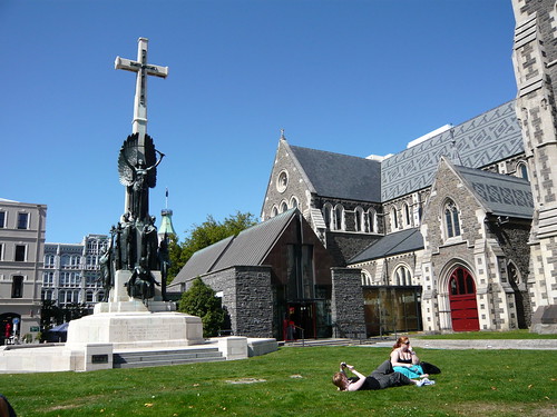 教堂旁的雕像