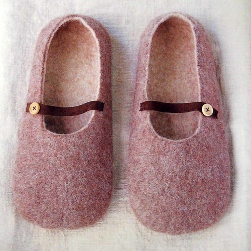 simple zakka and a bag of felt wool–slippers