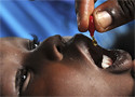Vacunas Un sanitario inmuniza a un niño en Moroto, a 561 kilómetros de la capital ugandesa, Kampala (James Akena)