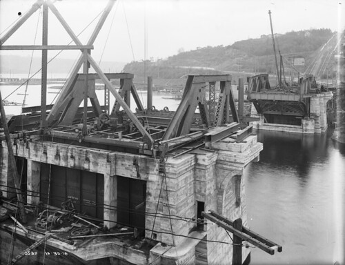 Fremont Bridge under construction, 1916
