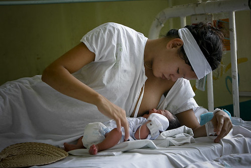 Philippinen  菲律宾  菲律賓  필리핀(공화국) Pinoy Filipino Pilipino Buhay  people pictures photos life Philippines, woman, child, mother breast baby new born hospital maternity feeding 