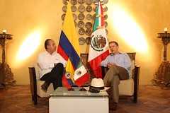 "Desayuno privado de Trabajo que ofrece el Excmo. Señor Álvaro Uribe Vélez" "Presidente de la República de Colombia (01-08-08)" di Gobierno Federal
