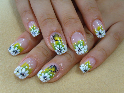 nail art pictures in beauty salon
