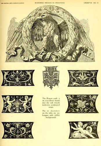 12-Aguila con corona de roble motivo clasico y laterales de arabescos con fondo negro