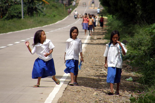 Philippinen  菲律宾  菲律賓  필리핀(공화국) Pinoy Filipino Pilipino Buhay  people pictures photos life Concepcion, Panay, Philippines school rural girls commuting 