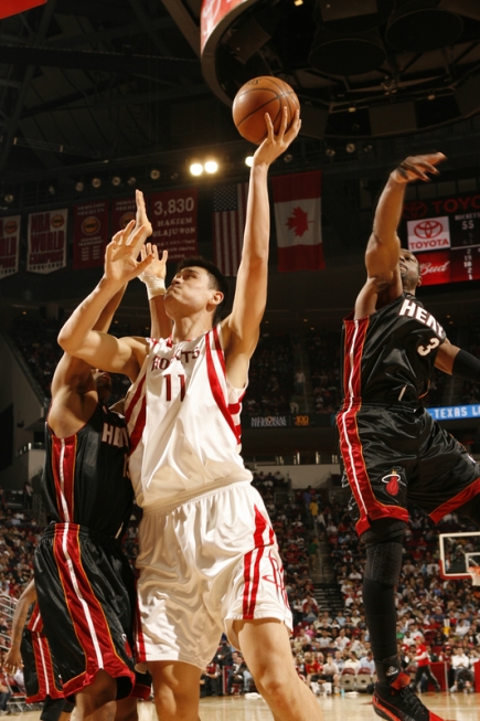After a sub-par performance (3-of-17 shooting) against Cleveland two nights before, Yao Ming came back strong against Miami to score 21 points on incredible 10-of-11 shooting while also grabbing 9 boards in a 112-100 win that gave the Rockets their 10th win in a row.