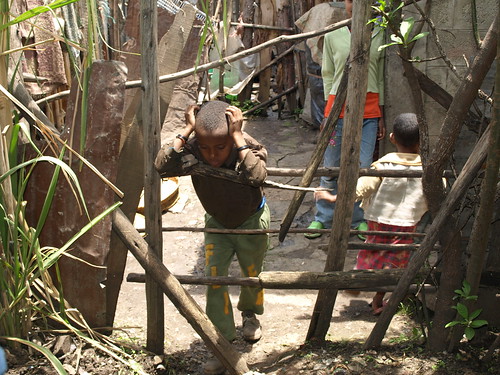 Un niño en un suburbio de Addis Abeba