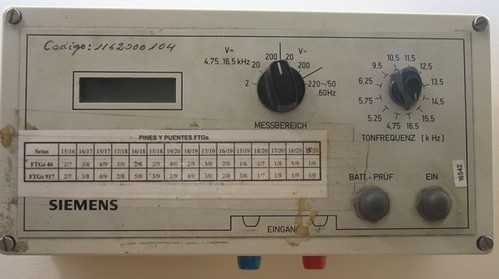 Imagen:Panel frontal del voltímetro selectivo .