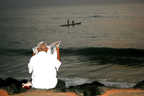Old Man reading newspaper on Pondicherry beach por VIDYARANYA.