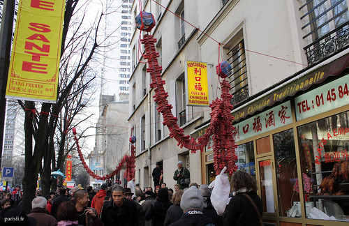 Pétards accrochés à lun des très nombreux restaurants chinois du quartier