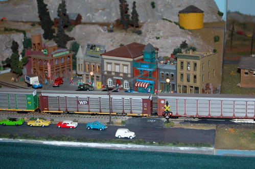 The Western Pacific heading through town (N scale) (by Brain Toad Photography)