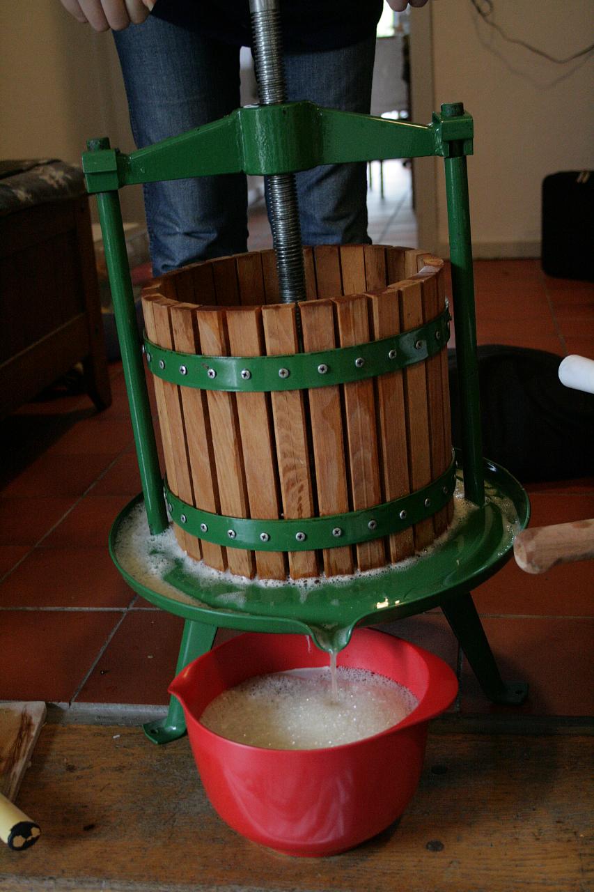 Press the pulped apples