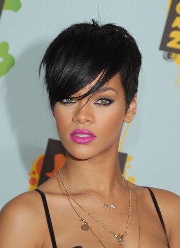 Most of the Rihanna hairstyles include side – swept bangs.