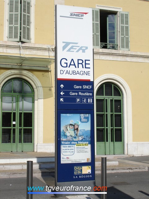 La gare et son pôle d'échanges multimodal (gare routière, parking d'automobiles et gare SNCF)