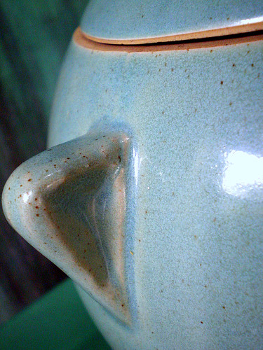 Bean Pot Style Vintage American Cookie Jar (detail)