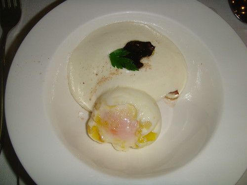 Huevos en Flor con espuma de patata y trufa