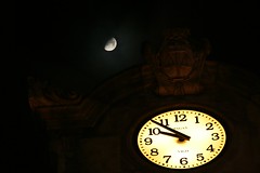 El reloj y la Luna por Contando Estrelas
