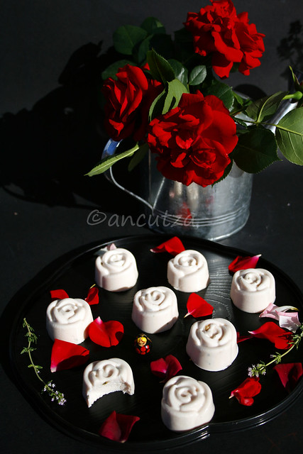 immagine foto panna cotta alle rose e latte di cocco con agar-agar
