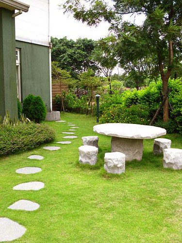 庭園的石頭座.JPG