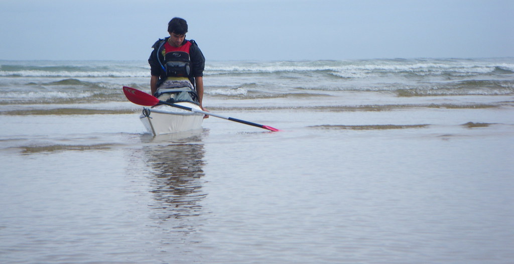 Iván entrando en la playa de Oriñón.